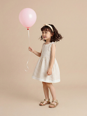 JPG 편집이미지 손 드레스 옷 어린이 분홍색 백그라운드 실내 서기 미소 소녀 줄무늬 즐거움 풍선 베이지색 의료성형뷰티 편집실사 AI인물포토 AI콘텐츠 여자 감정 컬러 무늬 모션 표정 사람 내부 신체부위 CG 파일형식 AI포토