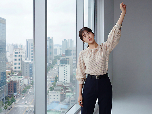 JPG 편집이미지 손 여자 도로 모션 회의 직장 풍경 건물 사무실 도시 분위기 높이 창가 오후 의료성형뷰티 전경 편집실사 AI인물포토 AI콘텐츠 건축물 길 컨셉 회사 비즈니스 창문 교통시설 사람 신체부위 CG 파일형식 탑뷰 AI포토