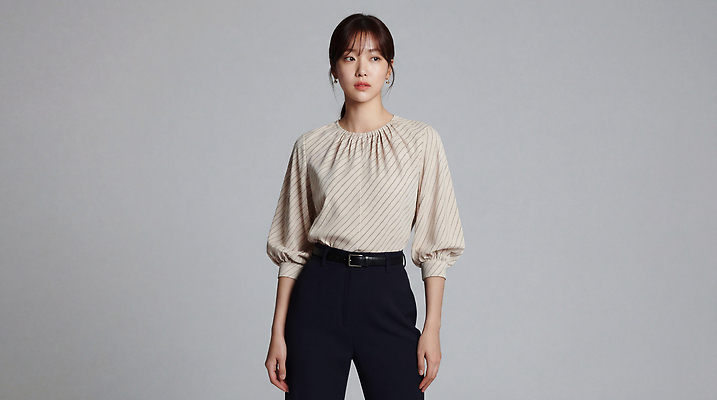 JPG 모델 편집이미지 디자인 옷 여자 패션 포즈 바지 회색배경 유행 카메라 모던 블라우스 의료성형뷰티 스타일 세련 편집실사 AI인물포토 AI콘텐츠 백그라운드 상의 하의 사람 전자제품 회색 CG 파일형식 AI포토