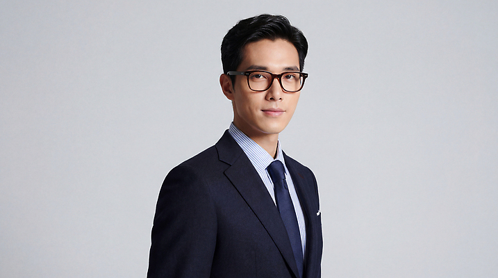 JPG 편집이미지 남자 안경 백그라운드 비즈니스 모션 표정 서기 정장 파란색 사무실 자신감 의료성형뷰티 스타일 편집실사 AI인물포토 AI콘텐츠 잡화 옷 감정 컬러 사람 CG 파일형식 AI포토