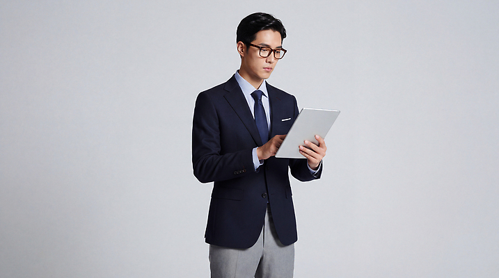 JPG 편집이미지 옷 패션 남자 백그라운드 비즈니스 기술 사람 정장 전자제품 태블릿 작업 집중 의료성형뷰티 편집실사 AI인물포토 AI콘텐츠 컨셉 스마트기기 CG 파일형식 AI포토