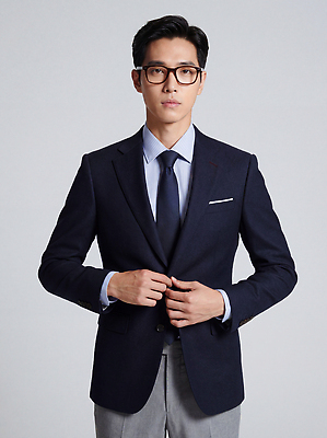 JPG 편집이미지 옷 패션 남자 포즈 셔츠 바지 넥타이 정장 카메라 재킷 회색 남색 의료성형뷰티 스타일 편집실사 AI인물포토 AI콘텐츠 잡화 컬러 상의 하의 사람 전자제품 외투 CG 파일형식 AI포토