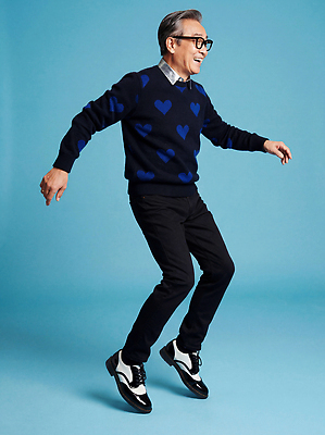 JPG 편집이미지 노년 남자 컬러 포즈 백그라운드 운동화 모션 표정 하트 춤 스웨터 즐거움 착용 의료성형뷰티 스타일 액티브시니어 편집실사 AI인물포토 AI콘텐츠 모양 감정 신발 상의 문화예술 사람 성인 실버라이프 CG 파일형식 AI포토