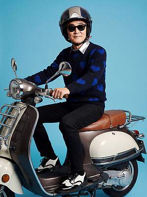 JPG 편집이미지 패션 노년 남자 안경 포즈 백그라운드 장신구 자동차 앉기 취미 스쿠터 오토바이 도시 헬멧 스웨터 즐거움 의료성형뷰티 액티브시니어 편집실사 AI인물포토 AI콘텐츠 잡화 감정 육상교통 상의 모션 사람 성인 실버라이프 바이크 보호장비 CG 파일형식 AI포토