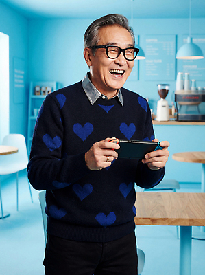 JPG 편집이미지 노년 남자 행복 의자 모션 탁자 기술 웃음 사람 취미 파란색 식당 게임기 즐거움 바쁨 의료성형뷰티 액티브시니어 기획사 편집실사 AI인물포토 AI콘텐츠 감정 컬러 가구 회사 표정 성인 실버라이프 상점 CG 파일형식 AI포토