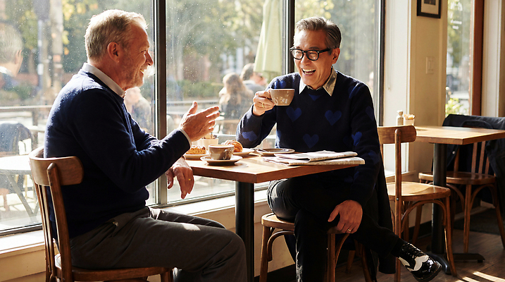 JPG 편집이미지 노년 남자 커피 음식 창문 탁자 대화 웃음 앉기 일상 친구 햇빛 카페 즐거움 의료성형뷰티 액티브시니어 편집실사 AI인물포토 AI콘텐츠 감정 음료 가구 관계 모션 표정 말하기 사람 성인 라이프 실버라이프 태양 상점 CG 파일형식 AI포토