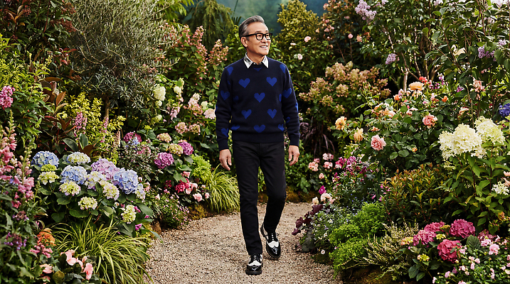 JPG 식물 편집이미지 노년 남자 꽃 화초 컬러 자연 하늘 거리 풍경 초록색 햇빛 걷기 정원 봄 조경 의료성형뷰티 액티브시니어 편집실사 AI인물포토 AI콘텐츠 계절 모션 사람 성인 실버라이프 태양 CG 생태계 파일형식 AI포토