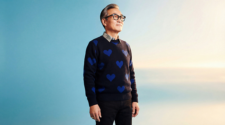 JPG 편집이미지 옷 패션 노년 남자 바다 중년 자연 하늘 일상 파란색 스웨터 외출 의료성형뷰티 액티브시니어 편집실사 AI인물포토 AI콘텐츠 컬러 상의 사람 성인 라이프 실버라이프 CG 생태계 파일형식 AI포토