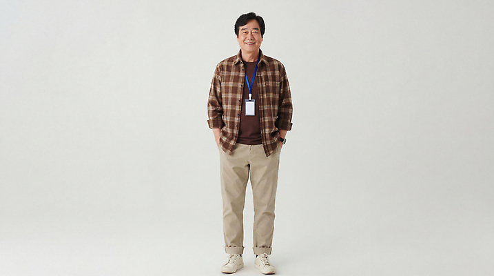 JPG 편집이미지 손 교육 노년 남자 중년 백그라운드 바지 거리 무표정 웃음 주머니 체크셔츠 의료성형뷰티 편집실사 AI인물포토 AI콘텐츠 감정 셔츠 하의 표정 사람 성인 신체부위 CG 파일형식 AI포토