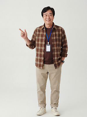 JPG 편집이미지 손 옷 교육 남자 중년 백그라운드 모션 밝음 웃음 사람 일상 가리킴 전달 의료성형뷰티 편집실사 AI인물포토 AI콘텐츠 표정 손짓 성인 라이프 신체부위 CG 파일형식 AI포토