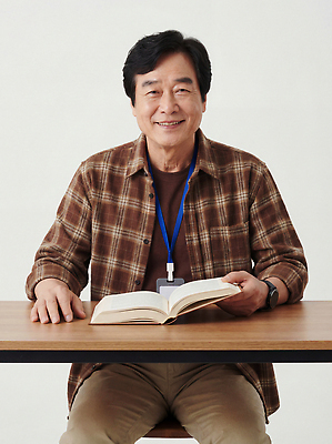 JPG 나무 편집이미지 교육 남자 중년 포즈 목걸이 모션 탁자 실내 표정 미소 앉기 책 학습 독서 카메라 의료성형뷰티 편집실사 AI인물포토 AI콘텐츠 식물 가구 장신구 사람 성인 내부 전자제품 CG 파일형식 AI포토