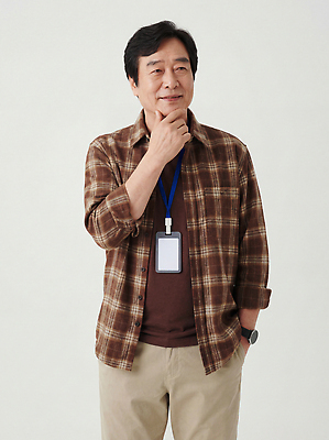 JPG 편집이미지 손 응시 교육 남자 중년 셔츠 생각 바지 표정 사람 카메라 체크무늬 배지 위치 목 턱 의료성형뷰티 편집실사 AI인물포토 AI콘텐츠 시선 상의 무늬 하의 성인 신체부위 전자제품 CG 파일형식 AI포토