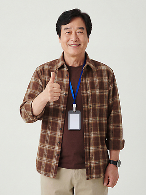 JPG 편집이미지 교육 남자 중년 백그라운드 셔츠 손가락 표정 밝음 웃음 엄지손가락 이름표 가슴 체크무늬 옷입기 단순화된 의료성형뷰티 편집실사 AI인물포토 AI콘텐츠 손 상의 무늬 모션 사람 성인 신체부위 CG 파일형식 AI포토