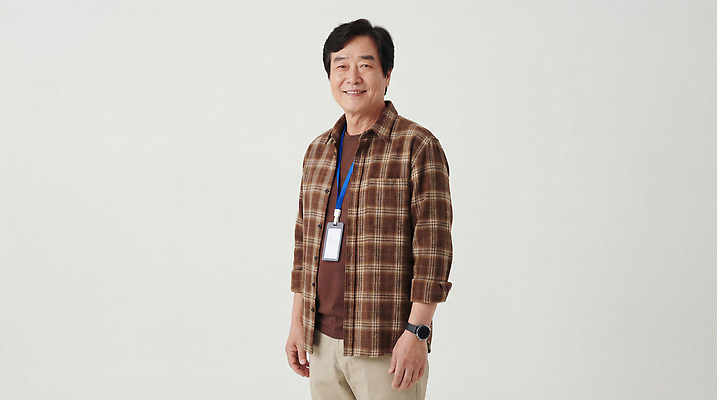 JPG 편집이미지 교육 남자 중년 포즈 백그라운드 셔츠 바지 표정 밝음 정장 일상 체크무늬 출입증 의료성형뷰티 편집실사 AI인물포토 AI콘텐츠 옷 상의 무늬 하의 사람 성인 라이프 카드 CG 파일형식 AI포토