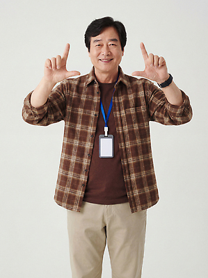 JPG 편집이미지 손 교육 남자 중년 포즈 백그라운드 셔츠 목걸이 모션 표정 미소 앞모습 카메라 흰색 체크무늬 의료성형뷰티 편집실사 AI인물포토 AI콘텐츠 뷰포인트 컬러 상의 무늬 장신구 사람 성인 신체부위 전자제품 CG 파일형식 AI포토