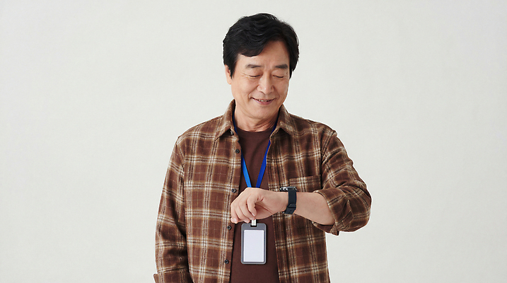 JPG 편집이미지 옷 교육 남자 얼굴 시계 중년 모션 실내 미소 재킷 시간 분위기 편안함 연령 확인 장면 의료성형뷰티 편집실사 AI인물포토 AI콘텐츠 컨셉 표정 사람 성인 내부 신체부위 외투 감각 CG 파일형식 AI포토