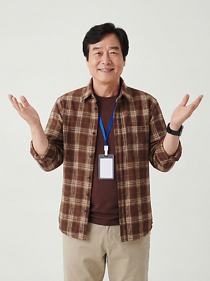 JPG 편집이미지 손 옷 교육 남자 중년 포즈 백그라운드 셔츠 바지 표정 웃음 팔 흥미 의료성형뷰티 정방형 편집실사 AI인물포토 AI콘텐츠 컨셉 상의 하의 사람 성인 신체부위 CG 파일형식 카드뉴스 AI포토