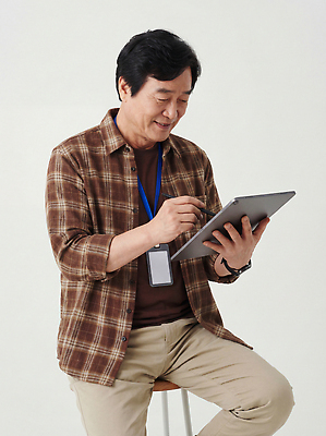 JPG 편집이미지 손 교육 남자 감정 중년 조명 기술 실내 미소 앉기 태블릿 공책 점퍼 기록 작업 체크무늬 의료성형뷰티 편집실사 AI인물포토 AI콘텐츠 무늬 모션 문구용품 표정 사람 성인 내부 신체부위 전자제품 스마트기기 외투 CG 파일형식 AI포토