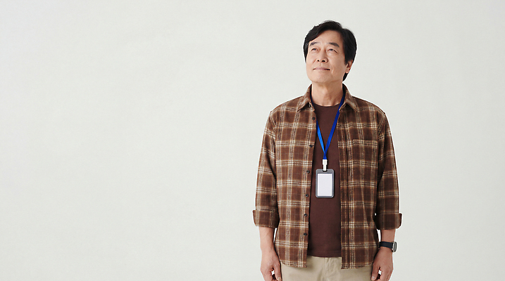 JPG 편집이미지 옷 교육 남자 중년 직장 실내 표정 사람 성인 사무실 이름표 밝은색 체크셔츠 의료성형뷰티 편집실사 AI인물포토 AI콘텐츠 셔츠 회사 비즈니스 내부 CG 파일형식 AI포토