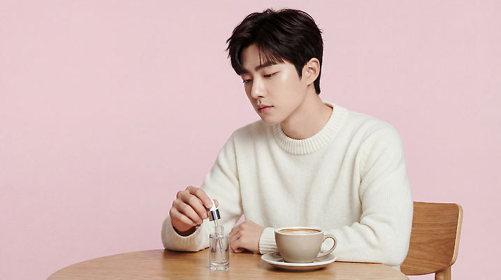 JPG 모델 편집이미지 손 응시 남자 커피 분홍색 백그라운드 탁자 앉기 뷰티 촬영 향수 오브젝트 의료성형뷰티 편집실사 AI인물포토 AI콘텐츠 시선 음료 컬러 가구 모션 사람 신체부위 화장품 CG 파일형식 AI포토