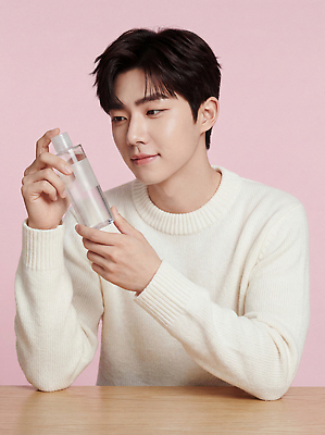 JPG 모델 편집이미지 손 패션 남자 얼굴 물 뷰티 머리카락 촬영 물병 집중 피부 의료성형뷰티 스타일 분홍색배경 편집실사 AI인물포토 AI콘텐츠 자연요소 분홍색 백그라운드 컨셉 사람 신체부위 머리 물통 CG 파일형식 AI포토