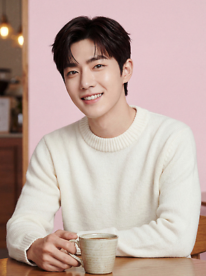 JPG 모델 편집이미지 남자 여유 커피 음료 조명 따뜻함 대화 미소 웃음 친구 뷰티 카페 만남 편안함 입장 순간 의료성형뷰티 편집실사 AI인물포토 AI콘텐츠 감정 컨셉 관계 표정 말하기 사람 상점 감각 CG 파일형식 AI포토