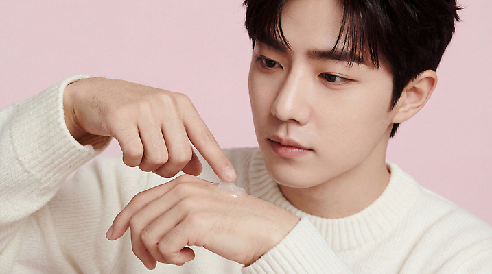 JPG 모델 편집이미지 손 남자 얼굴 분홍색 백그라운드 손가락 모션 뷰티 화장품 상품 피부 크림 손질 보습 의료성형뷰티 편집실사 AI인물포토 AI콘텐츠 컬러 사람 신체부위 CG 파일형식 AI포토