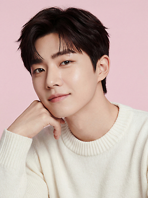 JPG 모델 편집이미지 손 패션 남자 얼굴 분홍색 포즈 백그라운드 표정 미소 사람 청춘 뷰티 스웨터 턱 의료성형뷰티 스타일 편집실사 AI인물포토 AI콘텐츠 컬러 컨셉 상의 신체부위 CG 파일형식 AI포토