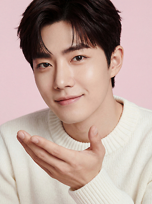 JPG 모델 편집이미지 헤어스타일 손 남자 감정 얼굴 포즈 표정 미소 뷰티 촬영 의료성형뷰티 스타일 분홍색배경 편집실사 AI인물포토 AI콘텐츠 분홍색 백그라운드 사람 신체부위 CG 파일형식 AI포토