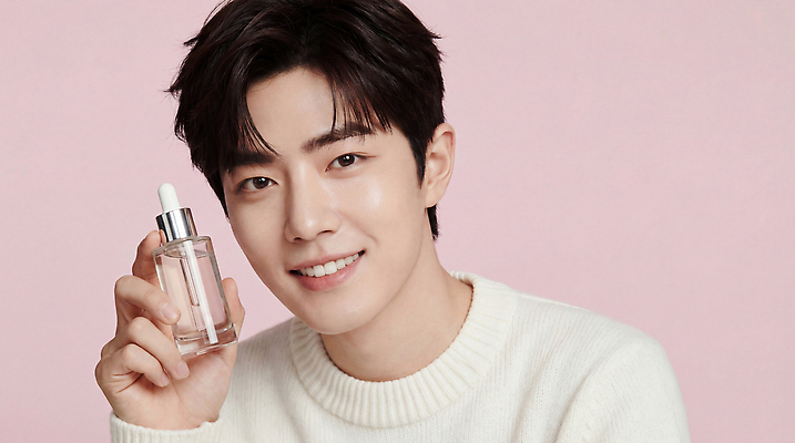 JPG 모델 편집이미지 손 남자 얼굴 분홍색 표정 미소 뷰티 머리 사진촬영 화장품 상품 스웨터 알림 피부 스킨케어 의료성형뷰티 편집실사 AI인물포토 AI콘텐츠 컬러 상의 사람 신체부위 촬영 CG 파일형식 AI포토