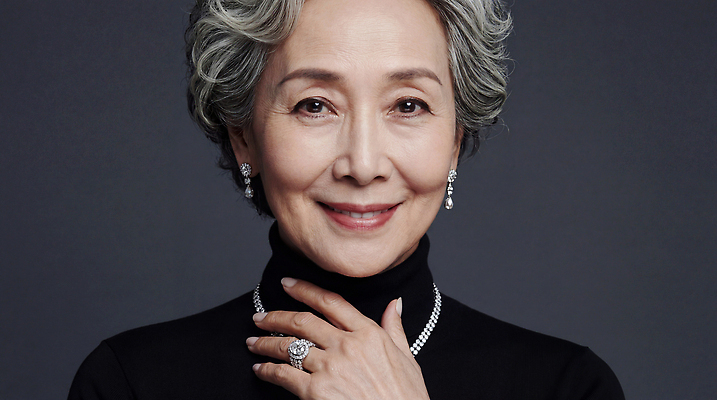 JPG 편집이미지 손 여자 패션 노년 중년 백그라운드 미소 사람 노란색 귀걸이 반지 고급 보석 뷰티풀 의료성형뷰티 스타일 편집실사 AI인물포토 AI콘텐츠 컬러 컨셉 장신구 표정 성인 신체부위 광석 CG 파일형식 AI포토