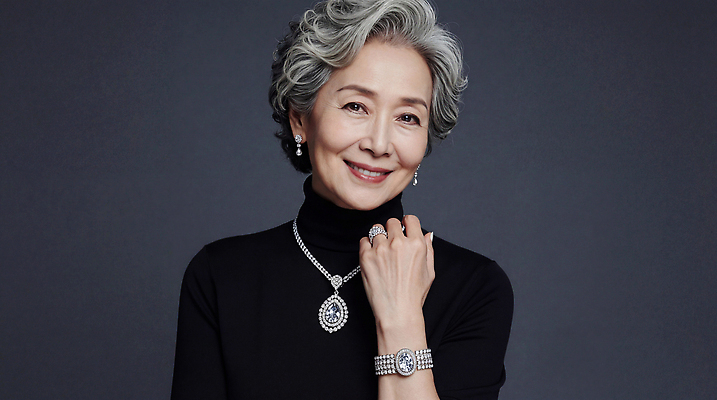 JPG 편집이미지 손 여자 패션 노년 시계 목걸이 장신구 웃음 카메라 귀걸이 고급 보석 아이템 의료성형뷰티 스타일 편집실사 AI인물포토 AI콘텐츠 컨셉 표정 사람 성인 신체부위 전자제품 광석 CG 파일형식 AI포토