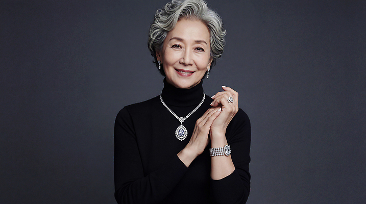 JPG 편집이미지 손 여자 패션 노년 포즈 장신구 미소 머리 촬영 고급 보석 의료성형뷰티 스타일 편집실사 AI인물포토 AI콘텐츠 컨셉 표정 사람 성인 신체부위 광석 CG 파일형식 AI포토