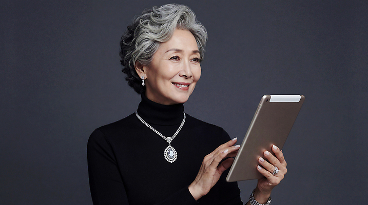 JPG 편집이미지 손 여자 노년 중년 백그라운드 목걸이 모션 기술 미소 장식 태블릿 디지털 고급 보석 의료성형뷰티 편집실사 AI인물포토 AI콘텐츠 컨셉 장신구 표정 사람 성인 신체부위 전자제품 스마트기기 광석 CG 파일형식 AI포토