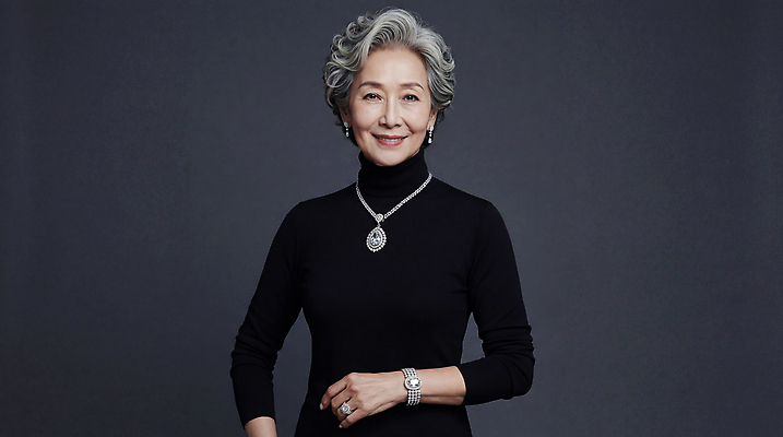 JPG 편집이미지 여자 패션 노년 얼굴 중년 포즈 백그라운드 미소 앞모습 장식 고급 보석 단정 의료성형뷰티 스타일 편집실사 AI인물포토 AI콘텐츠 뷰포인트 컨셉 표정 사람 성인 신체부위 광석 CG 파일형식 AI포토