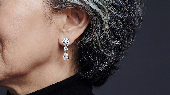 JPG 편집이미지 여자 패션 노년 장신구 검은배경 짧은머리 미소 사람 옆모습 귀걸이 촬영 고급 보석 준비 뷰티풀 의료성형뷰티 스타일 편집실사 AI인물포토 AI콘텐츠 헤어스타일 뷰포인트 백그라운드 컨셉 표정 성인 검은색 광석 CG 파일형식 AI포토