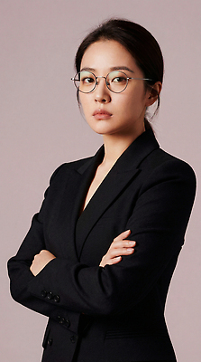 JPG 편집이미지 여자 패션 포즈 백그라운드 비즈니스 직장 표정 서기 정장 카메라 팔짱 차가움 모던 의료성형뷰티 편집실사 AI인물포토 AI콘텐츠 옷 회사 모션 사람 전자제품 CG 파일형식 AI포토