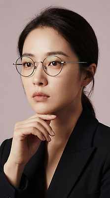 JPG 편집이미지 손 여자 안경 포즈 백그라운드 생각 정장 사무실 촬영 턱 의료성형뷰티 스타일 편집실사 AI인물포토 AI콘텐츠 잡화 옷 비즈니스 사람 신체부위 CG 파일형식 AI포토