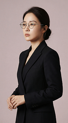 JPG 편집이미지 손 시선 여자 안경 컬러 포즈 백그라운드 장신구 표정 정장 단순화된 의료성형뷰티 편집실사 AI인물포토 AI콘텐츠 잡화 옷 사람 신체부위 CG 파일형식 AI포토