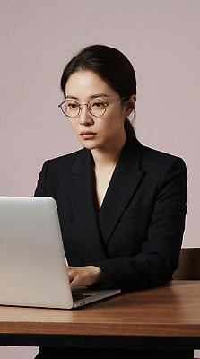 JPG 편집이미지 여자 안경 의자 비즈니스 사람 정장 노트북 컴퓨터 사무실 키보드 작업 집중 의료성형뷰티 편집실사 AI인물포토 AI콘텐츠 잡화 옷 가구 컨셉 전자제품 CG 파일형식 AI포토