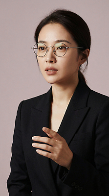 JPG 편집이미지 여자 백그라운드 말하기 이야기 대화 정장 손짓 표현 분위기 군중 강의 의료성형뷰티 강조 편집실사 AI인물포토 AI콘텐츠 옷 컨셉 모션 사람 CG 파일형식 AI포토