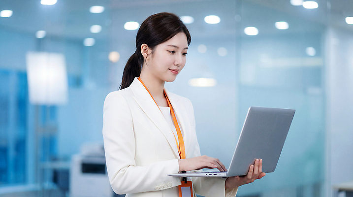 JPG 편집이미지 여자 기술 정장 노트북 컴퓨터 사무실 장비 업무 작업 집중 의료성형뷰티 편집실사 AI인물포토 AI콘텐츠 옷 컨셉 비즈니스 사람 전자제품 CG 파일형식 AI포토