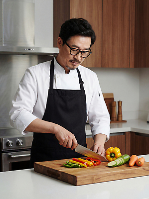 JPG 편집이미지 남자 음식 채소 식탁 주방용품 오이 파프리카 요리 주방 요리사 당근 칼 조리복 자르기 의료성형뷰티 편집실사 AI인물포토 AI콘텐츠 직업 생활용품 유니폼 모션 탁자 뿌리채소 사람 CG 파일형식 AI포토