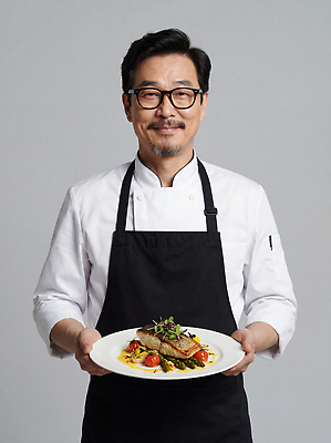 JPG 편집이미지 접시 남자 음식 백그라운드 스테이크 요리 미소 사람 요리사 식사 앞치마 그릴 의료성형뷰티 편집실사 AI인물포토 AI콘텐츠 직업 식기 주방용품 서양음식 표정 CG 파일형식 AI포토