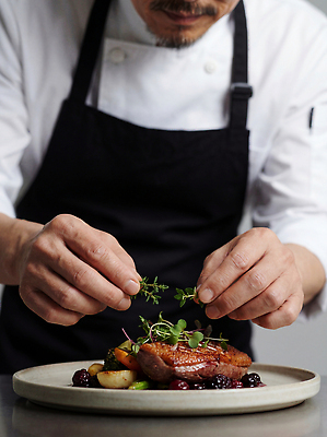 JPG 편집이미지 접시 음식 육류 요리 주방 레스토랑 요리사 식사 허브 레시피 손질 조리과정 의료성형뷰티 편집실사 AI인물포토 AI콘텐츠 식물 직업 식기 식재료 식당 CG 과정 파일형식 AI포토