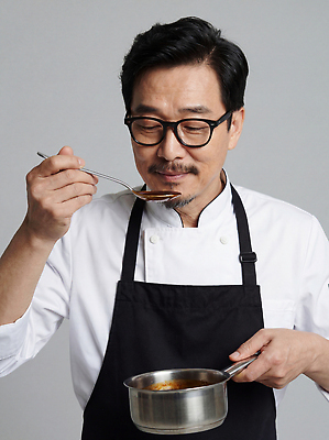 JPG 편집이미지 음식 재료 주방용품 요리 주방 숟가락 요리사 식사 앞치마 맛 레시피 국물 의료성형뷰티 편집실사 AI인물포토 AI콘텐츠 직업 생활용품 컨셉 수저 CG 파일형식 AI포토