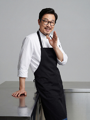 JPG 모델 편집이미지 옷 남자 음식 스튜디오 요리 미소 손짓 주방 요리사 촬영 앞치마 체험 작업대 의료성형뷰티 편집실사 AI인물포토 AI콘텐츠 직업 컨셉 모션 표정 사람 CG 파일형식 AI포토