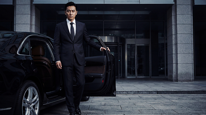 JPG 편집이미지 외관 남자 자동차 날씨 서기 사람 정장 도시 비즈니스맨 도심 의료성형뷰티 편집실사 AI인물포토 AI콘텐츠 옷 육상교통 비즈니스 모션 직장인 CG 파일형식 AI포토