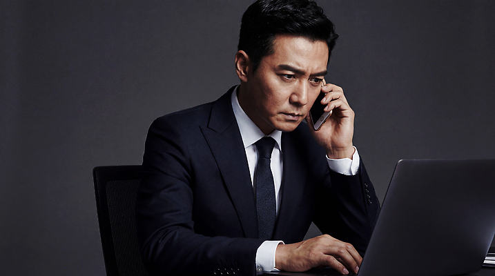 JPG 편집이미지 남자 백그라운드 비즈니스 기술 대화 정장 컴퓨터 사무실 업무 작업 비즈니스맨 집중 통화 의료성형뷰티 편집실사 AI인물포토 AI콘텐츠 옷 컨셉 모션 말하기 사람 전자제품 직장인 CG 파일형식 AI포토