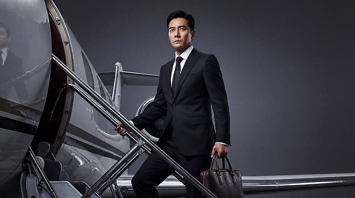 JPG 편집이미지 남자 이동 가방 비즈니스 성공 비행기 정장 계단 업무 비즈니스맨 공항 도착 모던 출장 의료성형뷰티 스타일 편집실사 AI인물포토 AI콘텐츠 잡화 옷 컨셉 항공교통 교통시설 대중교통 사람 작업 직장인 CG 파일형식 AI포토